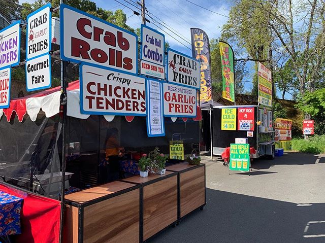 In April 2019, we are staying local at the Sebastopol Apple Blossom Parade and Festival! 🍎🌸🍃
We couldn&rsquo;t ask for a more beautiful spring day!
&bull;
&bull;
&bull;
&bull;
#crabrolls #crabfries #garlicfries #corndogs #gourmetfaire #nomnom #fes