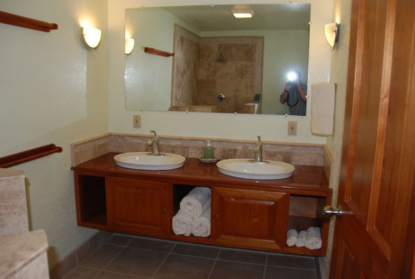 Belize fishing lodge - guest bathrooms