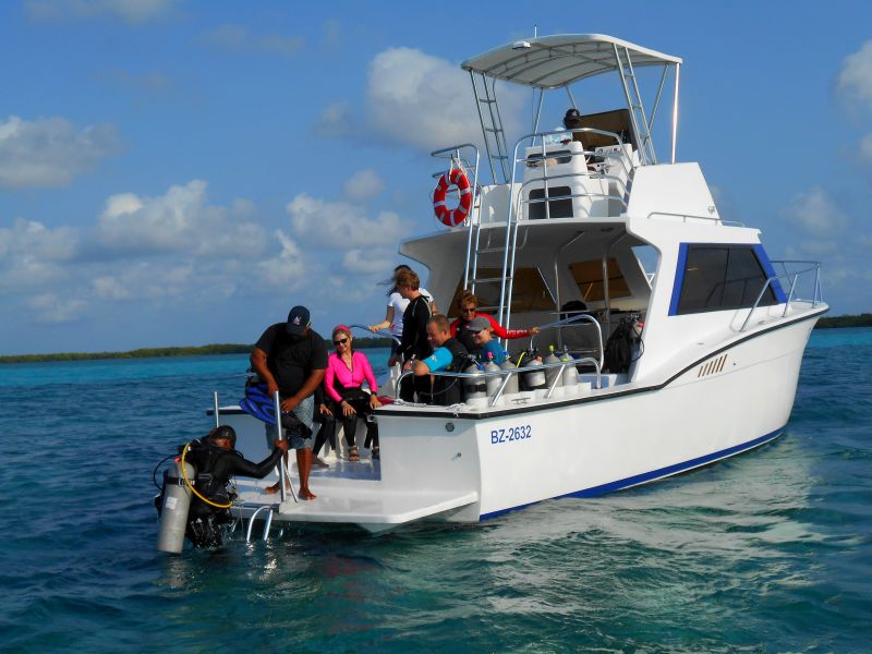 Open water scuba diving instruction from the dive boat