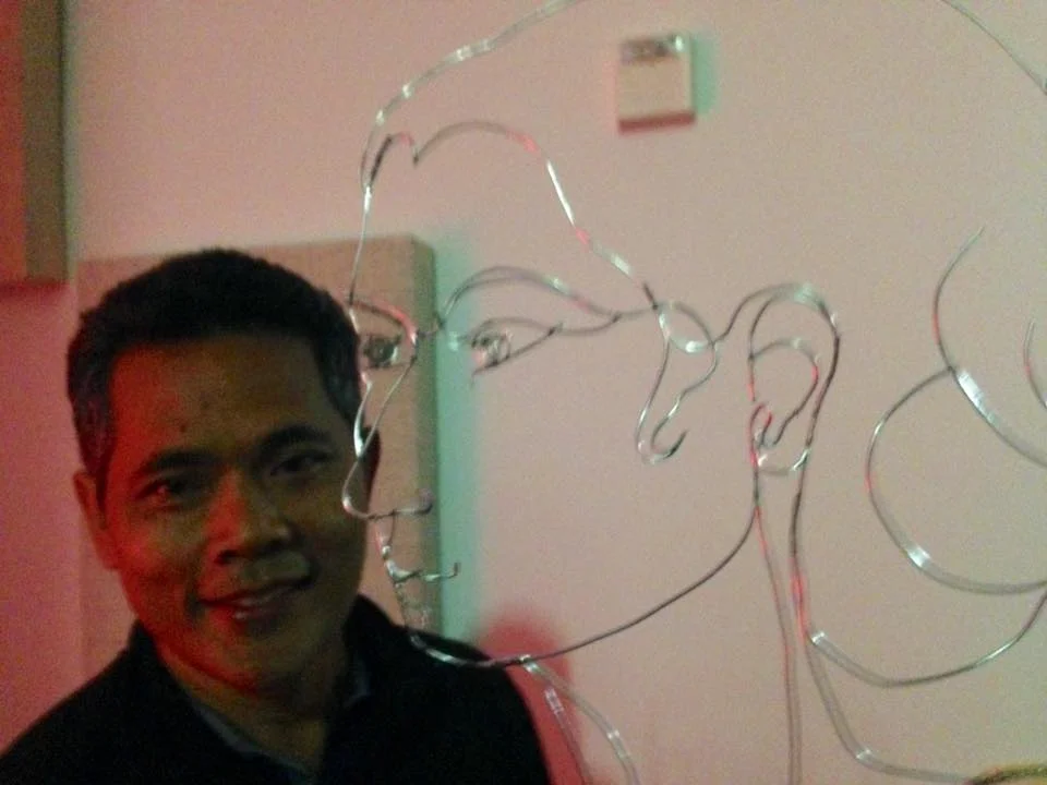 moja_with_wire_sculpture_25730350118_o.jpg