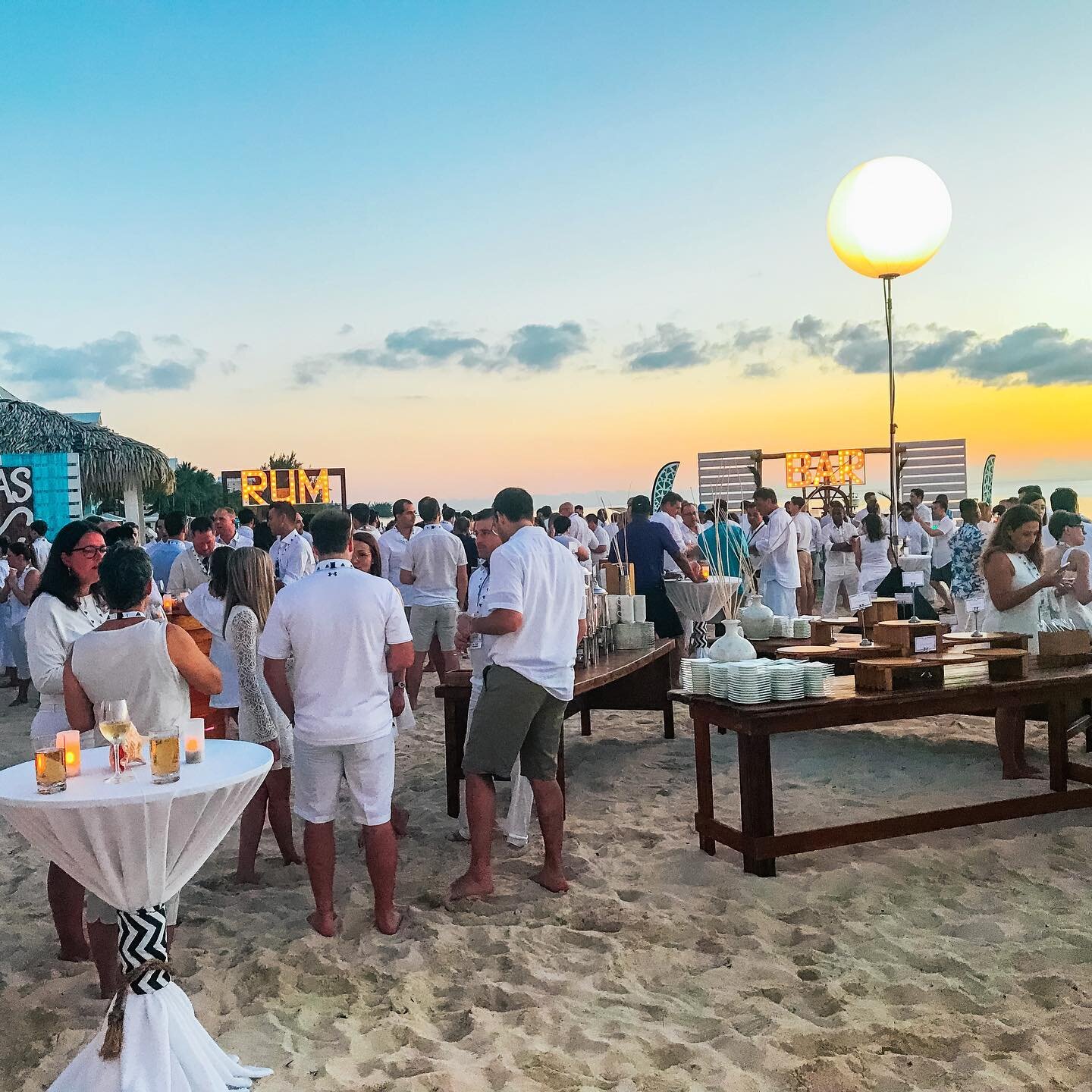 🏖Throwback to a 2019 corporate event at @ritzcarltongrandcayman . I do miss a good beach event and this venue was perfection!
⠀
Have you attended an event in these last few months?
⠀
If so, what made you feel safe?