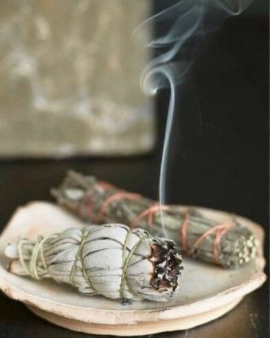 Clearing space for newness ✌🏼🌿🪔📿
.
.
.
.
.
#yoga #yogateacher #yogalife #yogainspiration #yogisofinstagram #yogabusiness #nomad #nomadyoga #nomadyogacollective #nomadatthegreyson #change #growth #evolution #sage #cleansing #space #sagesmudge #nam