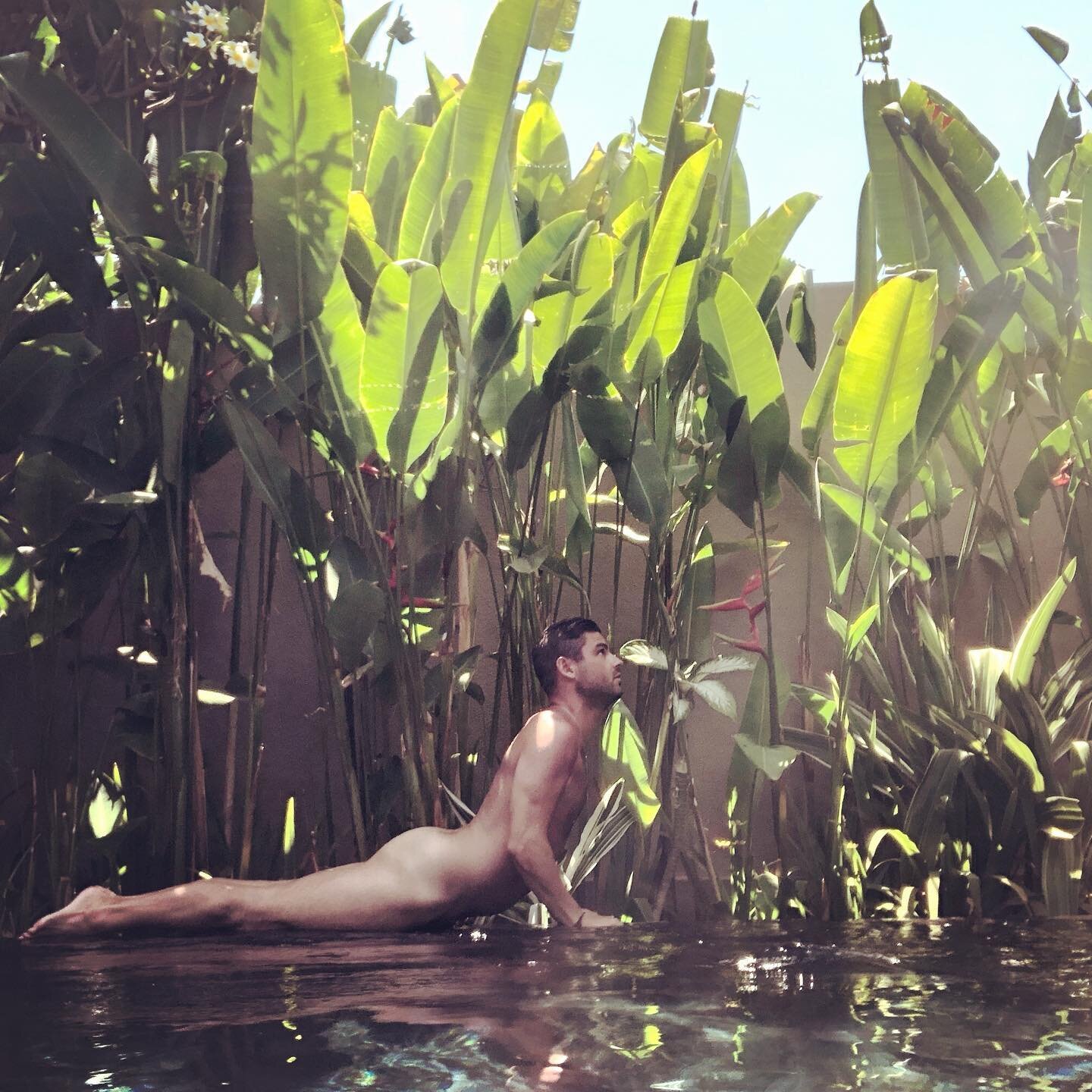 Rise and shine. You were born to. 🍑✨
.
REMINDER: Nude boys flow tonight, 6:30-7:30pm EST. Come strip it down and flow with freedom. DM for deets. 
.
.
.
.
.
#yoga #yogainstructor #yogateacher #yogaclass #yogaschedule #zoomyoga #virtualyoga #yogainsp