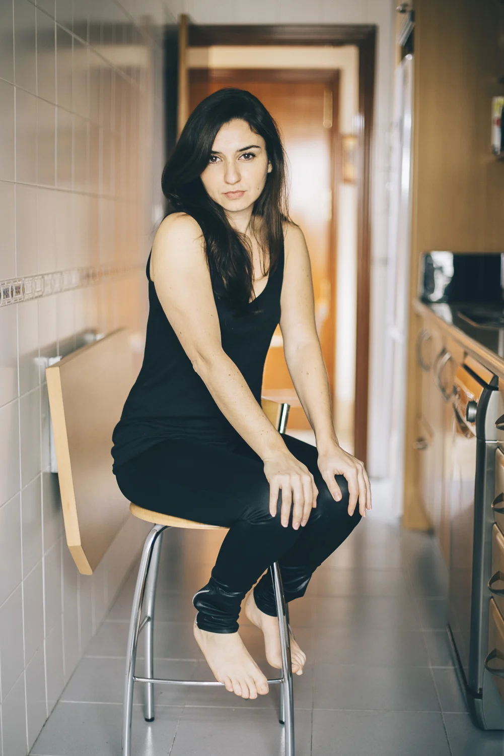 chica-posando-en-banqueta.jpg
