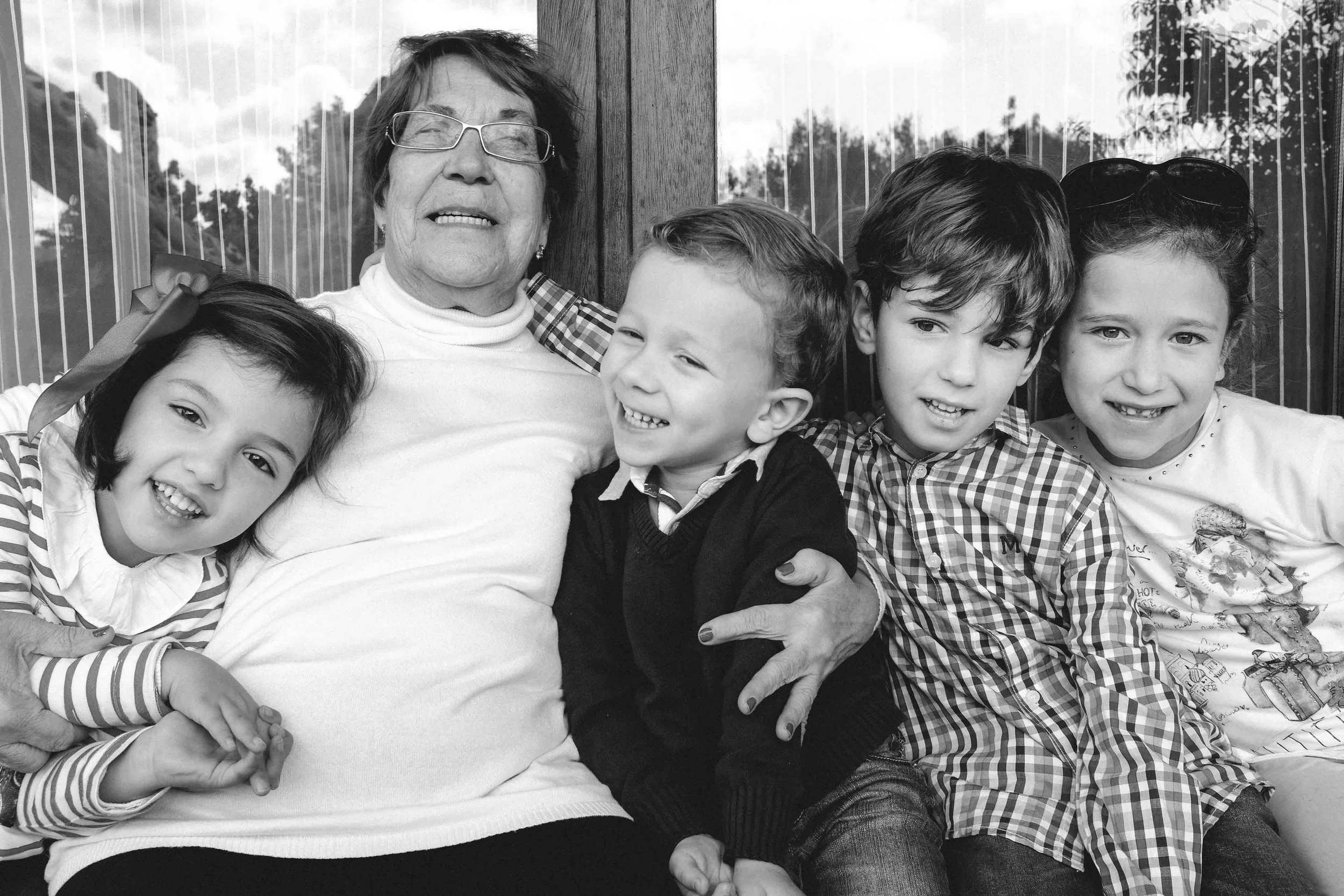 Abuela con nietos.jpg