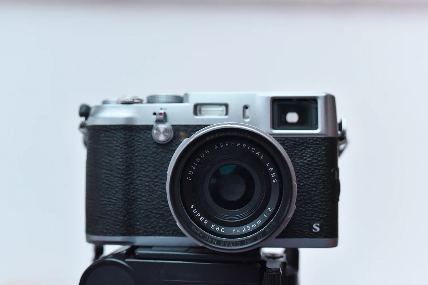 Mi cámara compacta, fotografiada con mi cámara réflex (¿a que es bonita?)