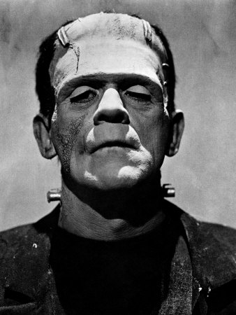 Iluminando al pobre de Frankenstein con una luz dura. Mirad cómo de marcadas tiene las sombras en las mejillas. No voy a decir que podría ser guapo, pero una iluminación mejor haría milagros... (Fotograma de la película " La novia de Franskenstein, 1935)