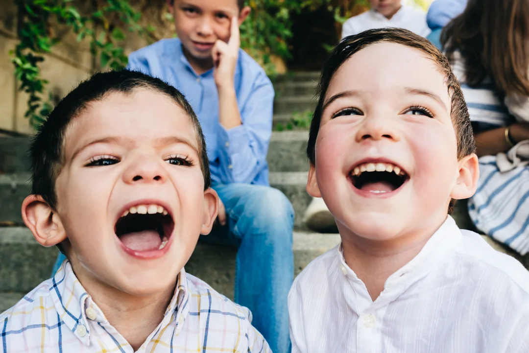 Aquí, un par de primos gritando “patata” a pleno pulmón… (no recomendable para fotografías dentro de domicilios si tus vecinos tienen un oído sensible…)