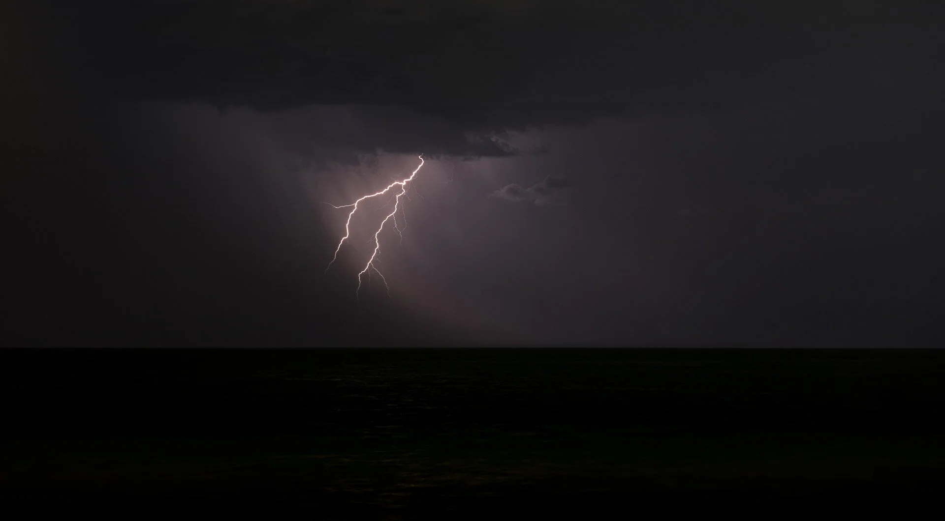 lightning-strike-port-phillip-bay-albert-park-melbourne-victoria-australia.jpg