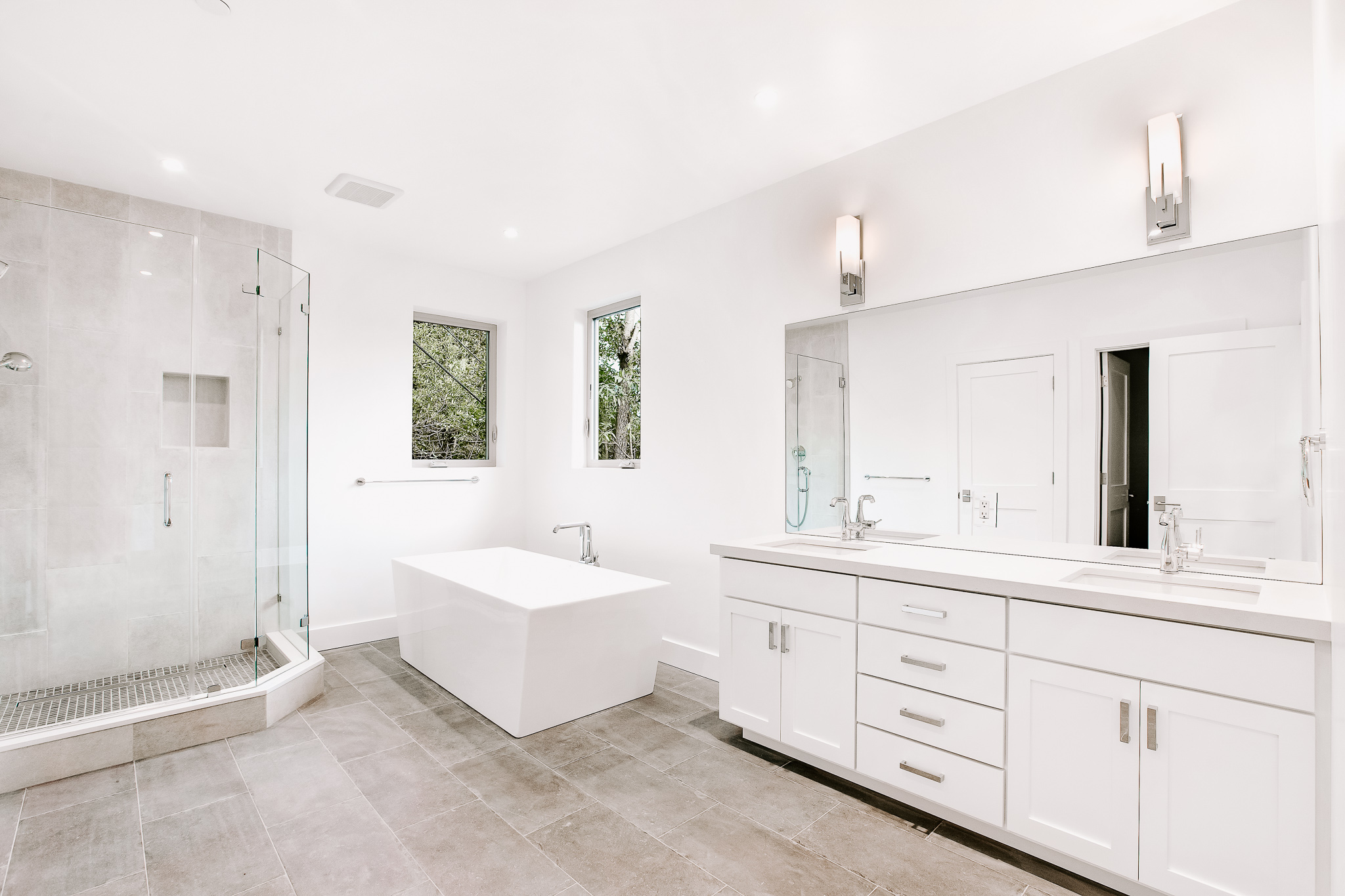 4 - 14 Madrone Park - Master bath.jpg