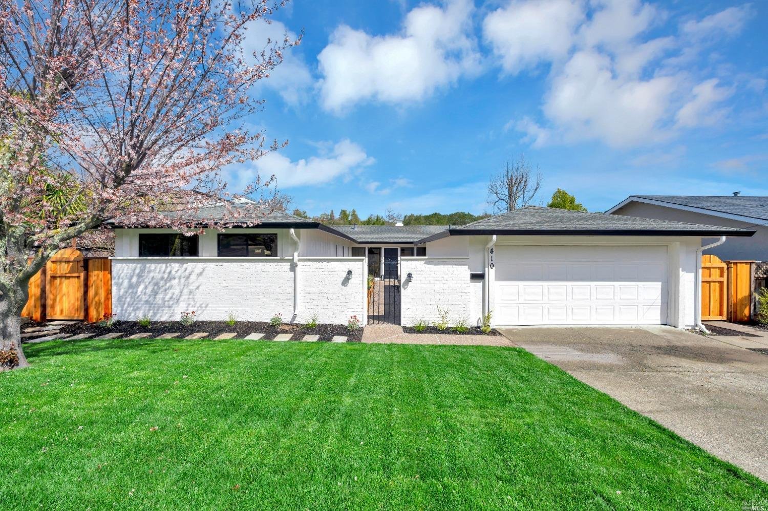 410 Marin Oaks Dr, Novato $1.175M