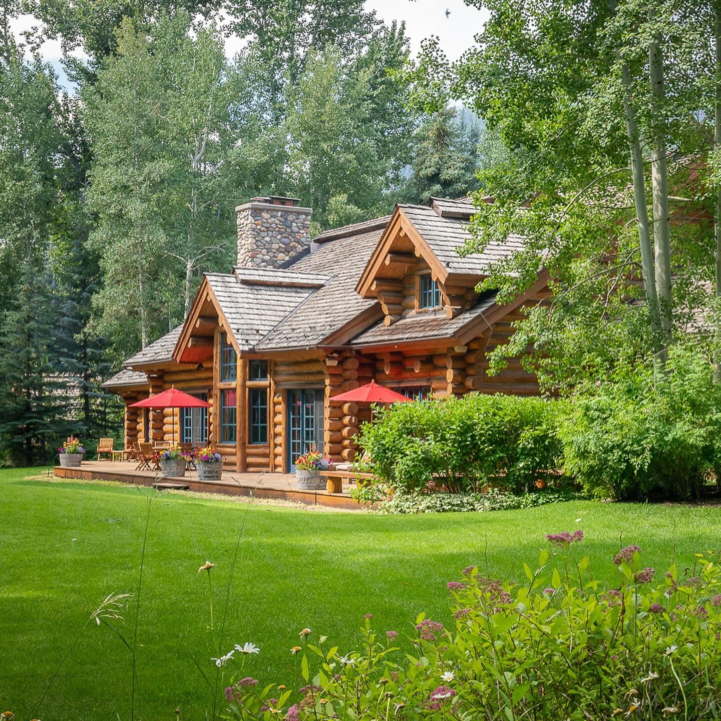 M&eacute;tier Maison Monday | Sun Valley, Idaho

This quintessential lodge-style home is situated on 1.95 acres on the Bigwood River in Sun Valley, Idaho. Thoughtfully designed for comfortable living and entertaining, this home features a dramatic fl
