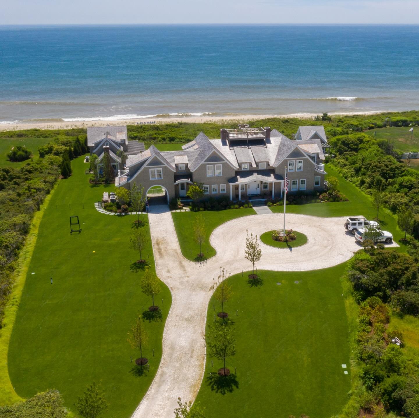M&eacute;tier Maison Monday | Vacation in Nantucket 

The ultimate Summer escape, Nantucket is the casual upscale vacation destination of your dreams. This stunning waterfront compound is perfect for entertaining with an expansive living room area an