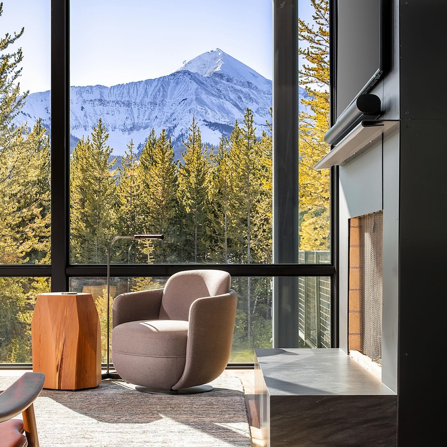 M&eacute;tier Maison Monday | Big Sky, Montana

Situated in the untamed wilderness of Montana, this One&amp;Only Moonlight Basin Private Home offers beautifully designed spaces, all blending in seamlessly with this remarkable landscape of forests and