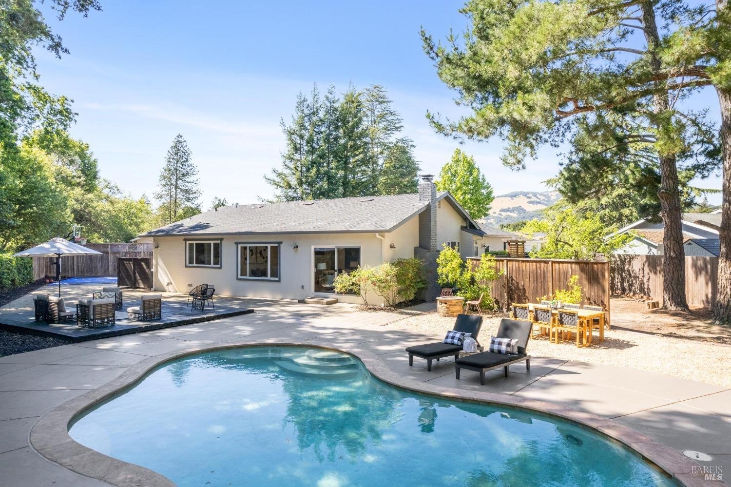 13 St. Paul Cir, Novato $1.32M