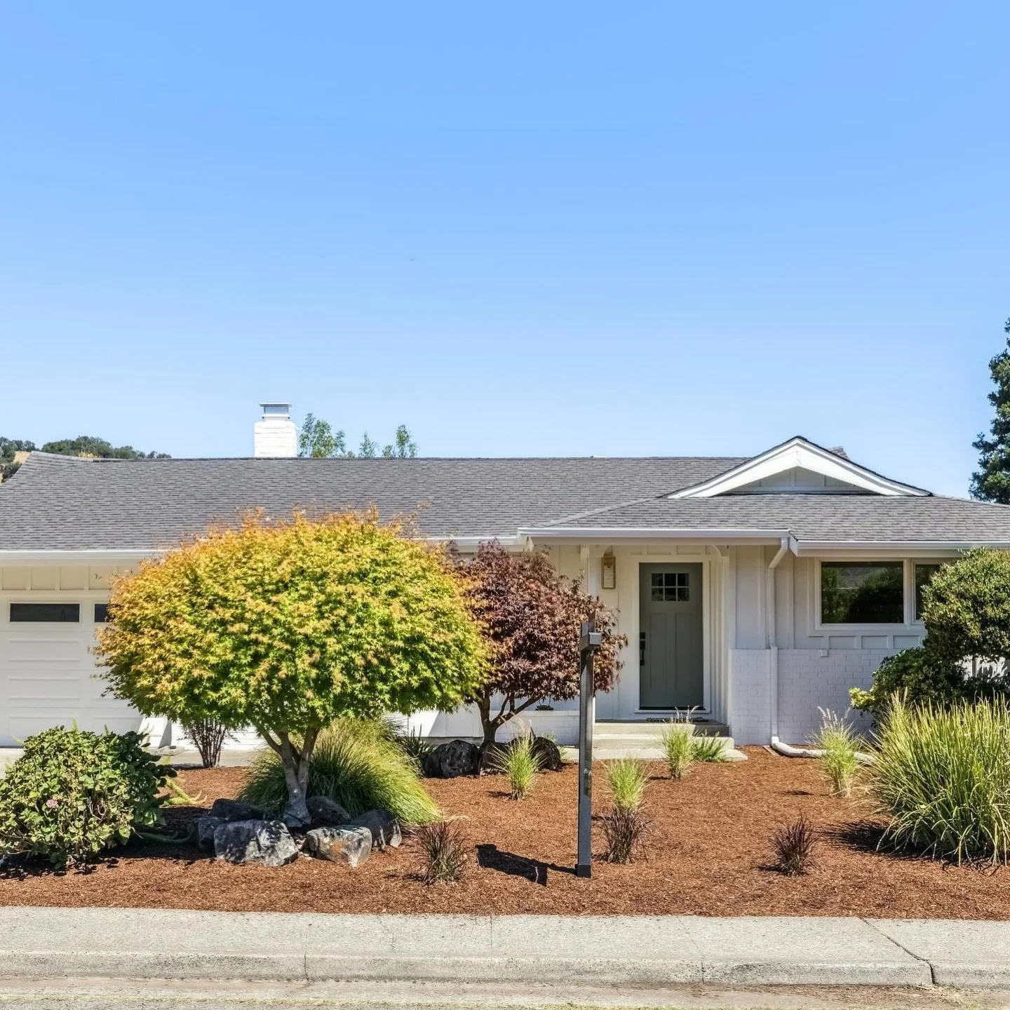 What&rsquo;s not to love about this bright, cozy Marinwood home? Hardwood floors, fireplace, and a sunny kitchen that looks straight out to the backyard. Out back, a flat lawn and dining patio set the stage for BBQs and weekend hosting&mdash;plus a b