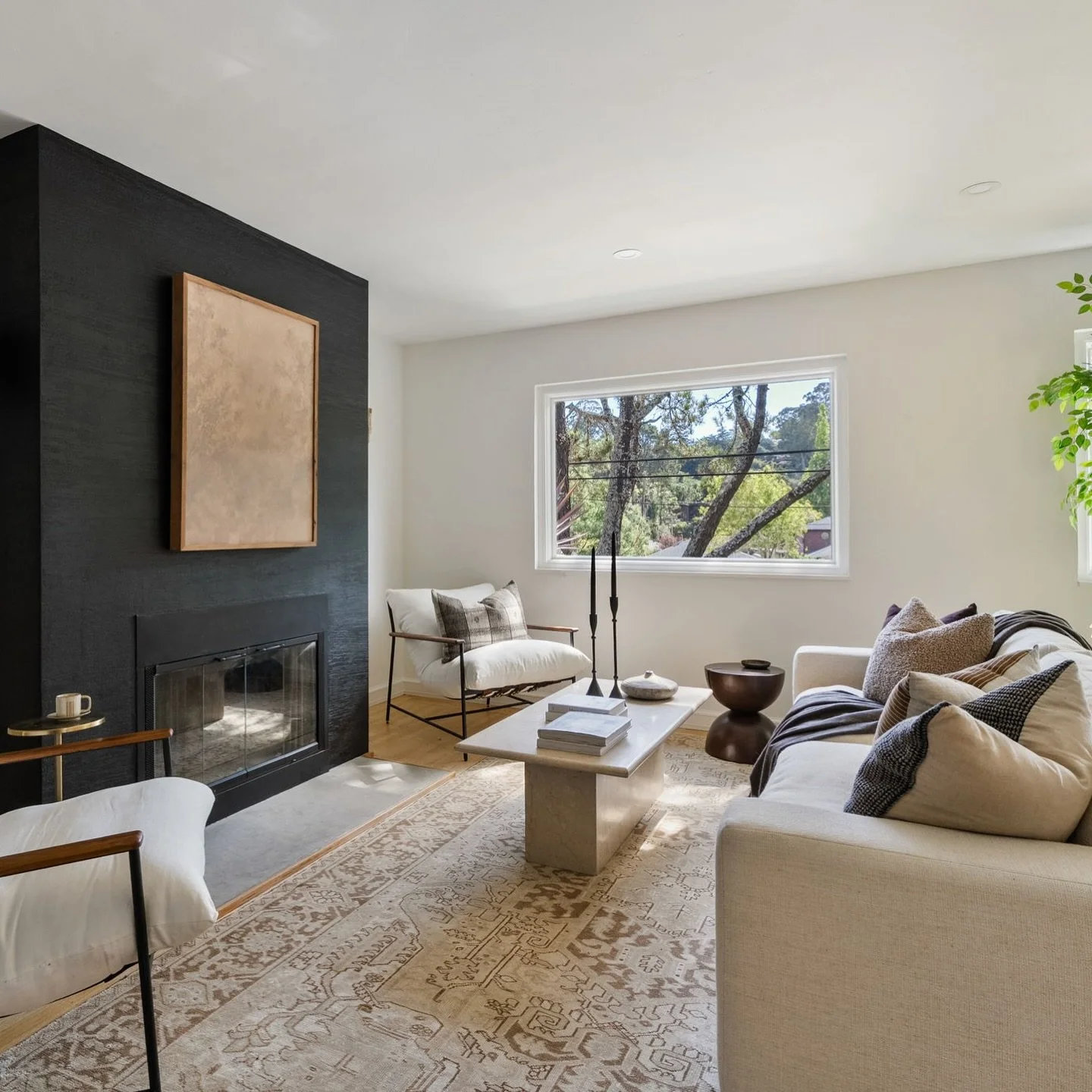 Life at 336 Shoreline Highway is the perfect balance of modern updates inside, a lush garden retreat outside, and a location that keeps you close to everything you love about Mill Valley.

At the heart of the home, the living room, with its statement