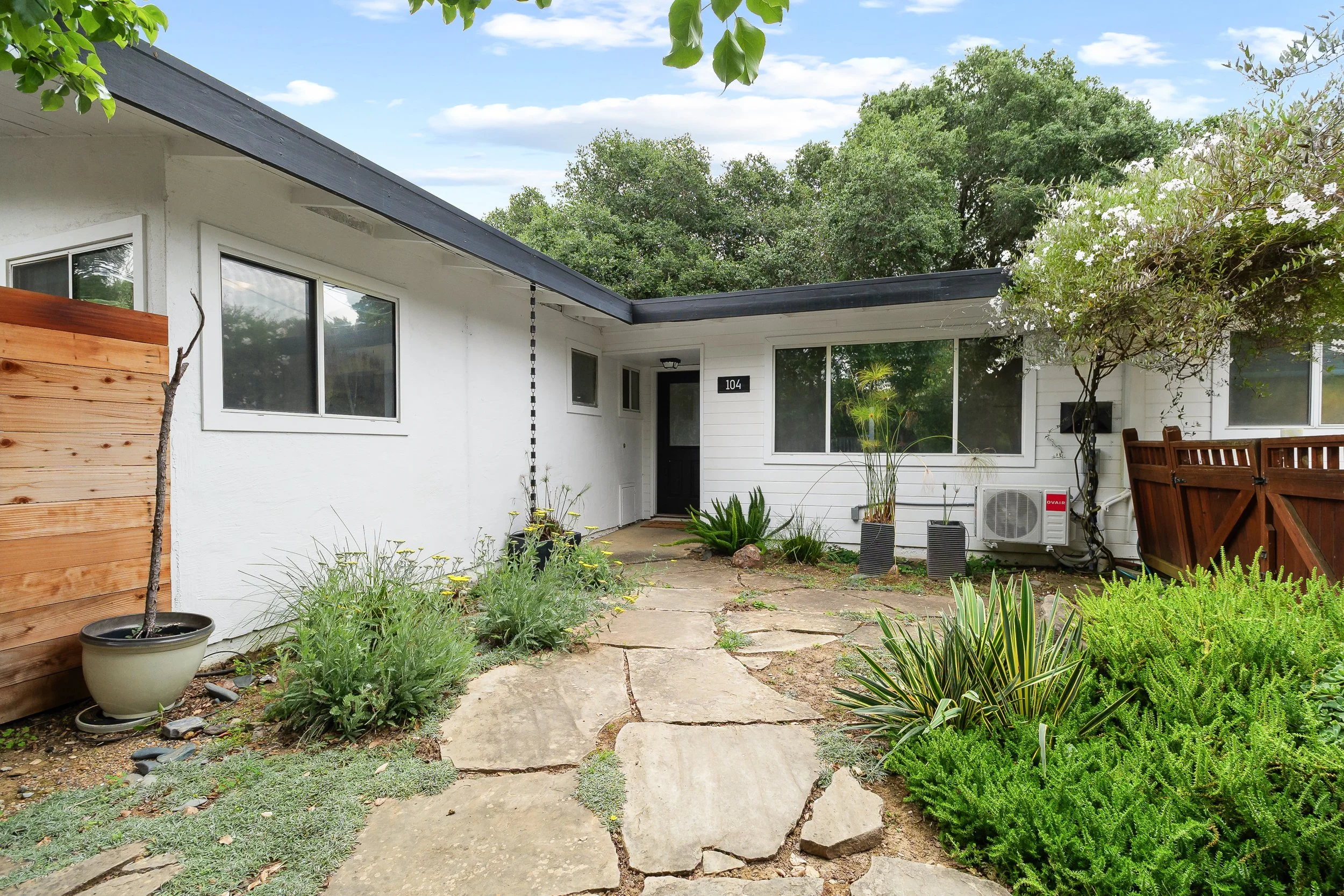 104 Lobo Vista-2.jpg