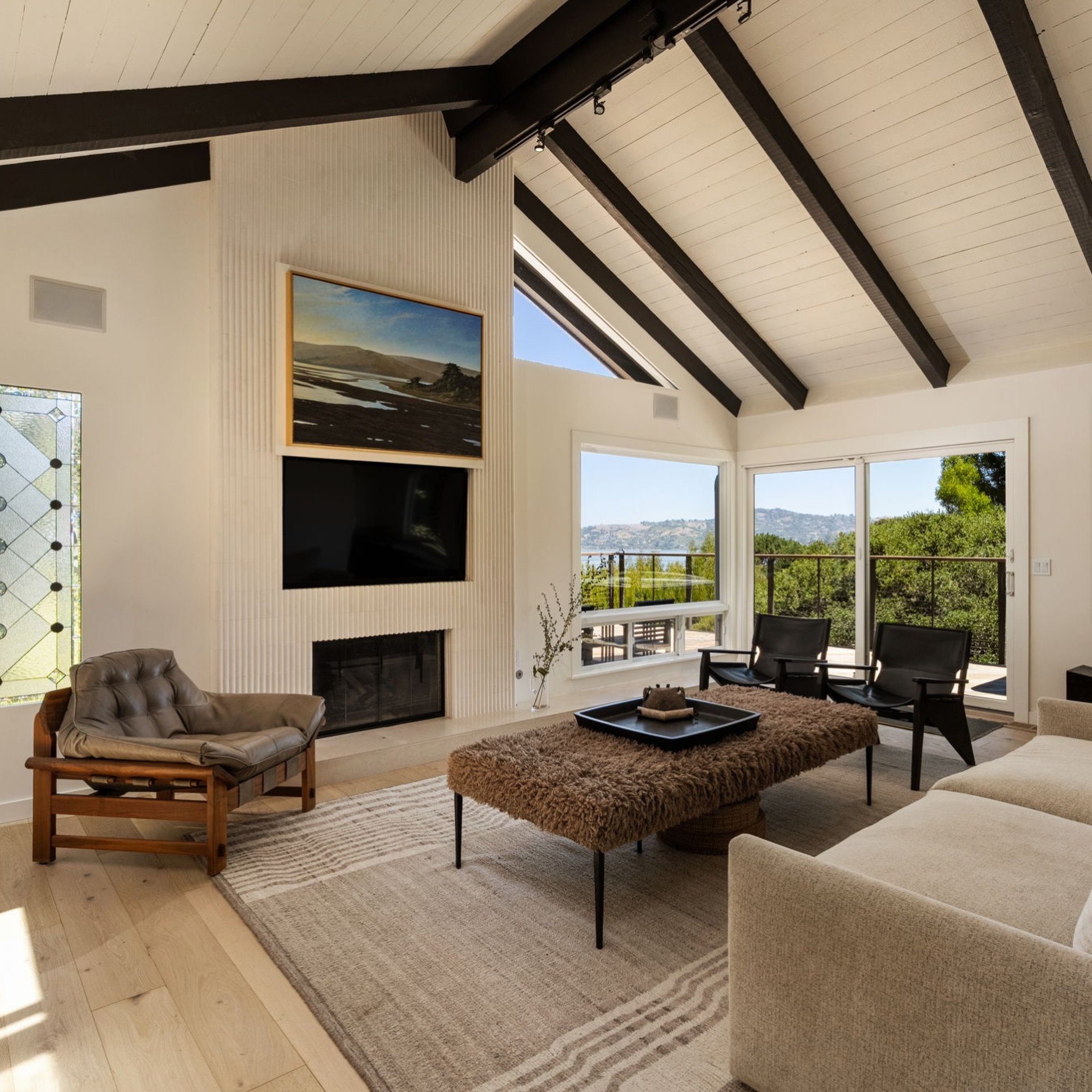 A stunning new off-market opportunity in Sausalito.

Set above the water in a private hillside setting, this recently remodeled home feels peaceful and removed, while still keeping you close to the waterfront, Downtown Sausalito, and Highway 101.

In