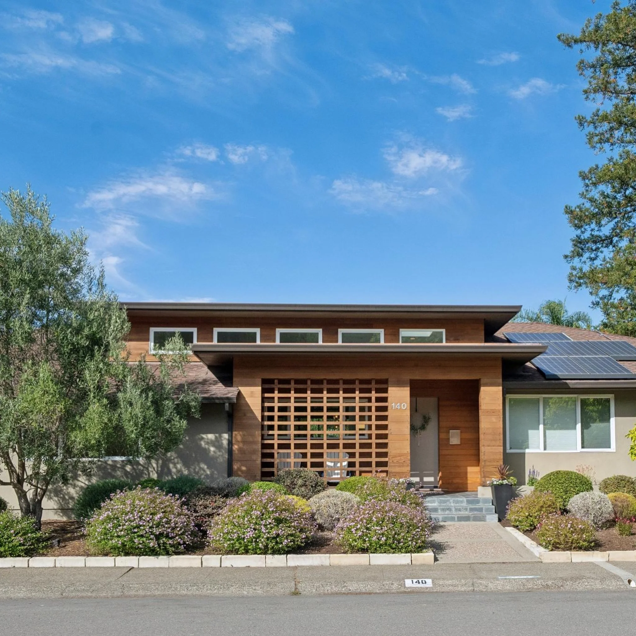 A Larkspur off-market home that really delivers on the balance between beautiful and livable. Single-level living, tons of natural light, high ceilings, hardwood floors, a functional layout, and a level backyard that&rsquo;s made for casual hangouts 