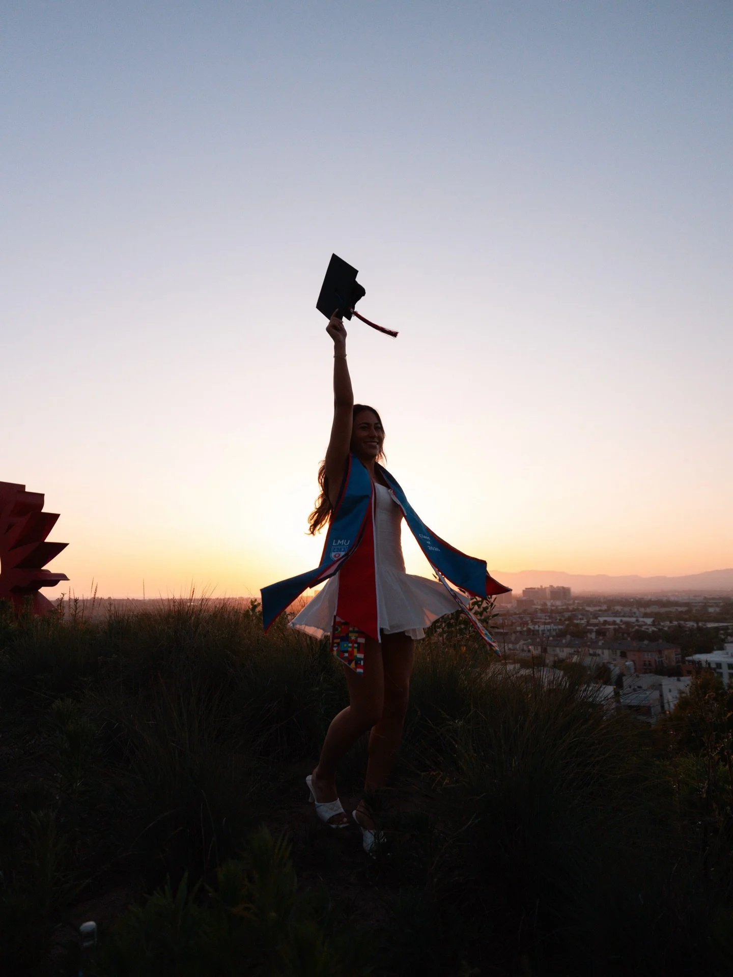 i am obsessed with @sofia__ferguson !! 🫶🏻🥳🫶🏻🥳🫶🏻
.
.
.
.
#lagradphotographer #lmu26 #2026grads #gradphotos #gradphotoinspo
