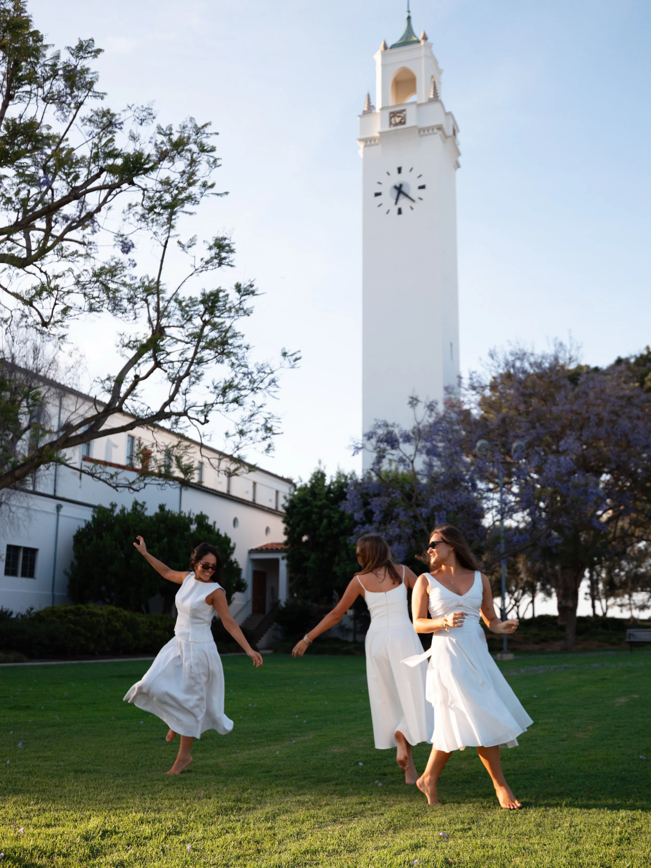 this joy is what life is all about 🥲✨🫶🏻 (love u @lmupiphi)
.
.
.
.
#lagradphotographer #lmu26 #2026grads #gradphotos #gradphotoinspo