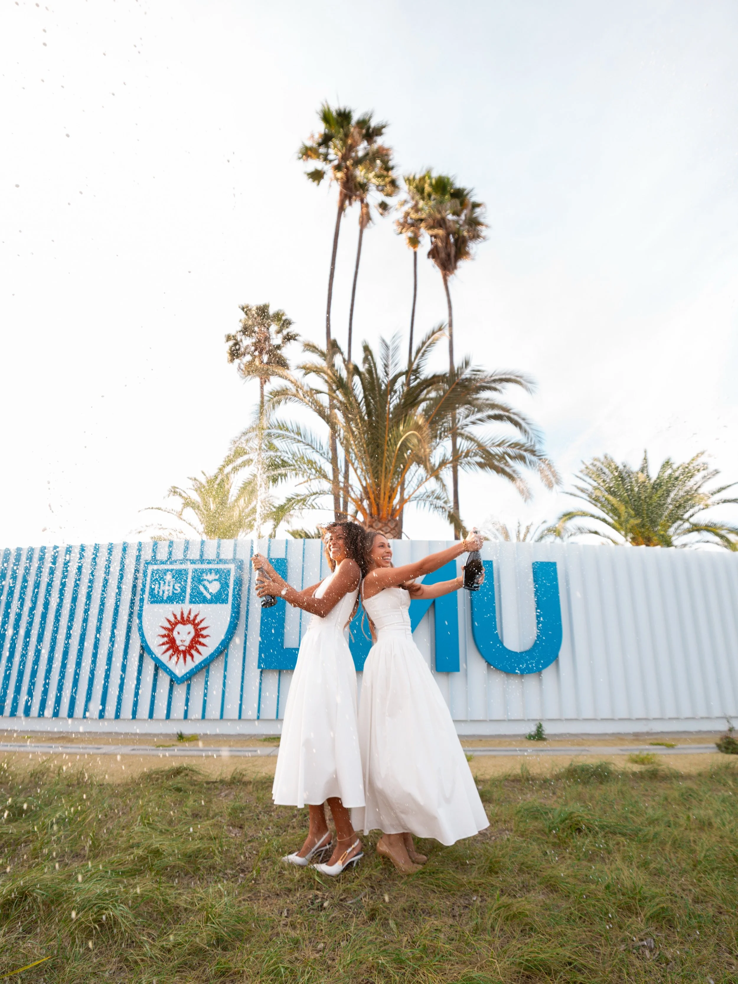 gorgeous gorgeous gorgeous gorgeous gorgeous girls !! 🫶🏻 i&rsquo;m obsessed with their entire shoot like if i was gonna re-take my grads pics with my besties this would 1000% be my inspo
.
.
.
.
#lagradphotographer #lmu26 #2026grads #gradphotos #gr