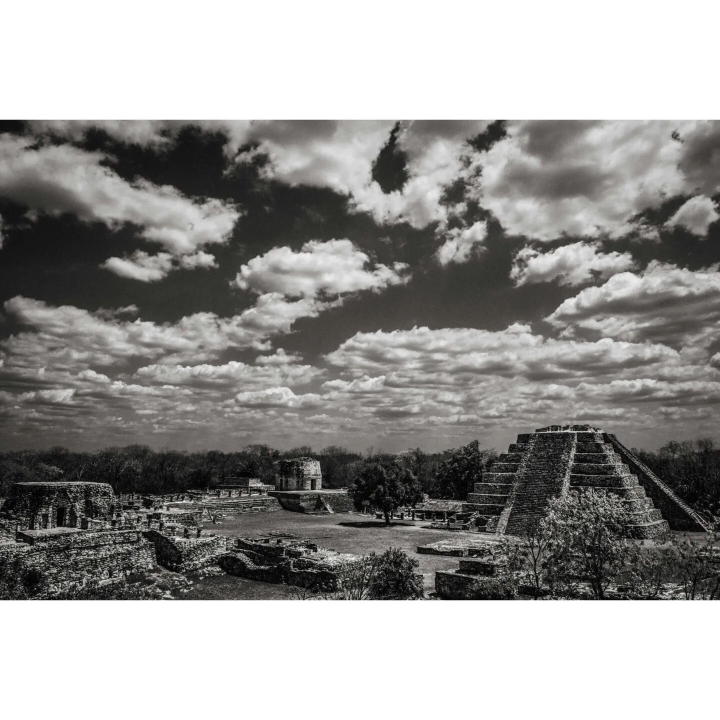 Vista panor&aacute;mica de Mayap&aacute;n.

Se aprecia el Castillo de Kukulc&aacute;n y el observatorio.

#mexico #pyramids #architecture