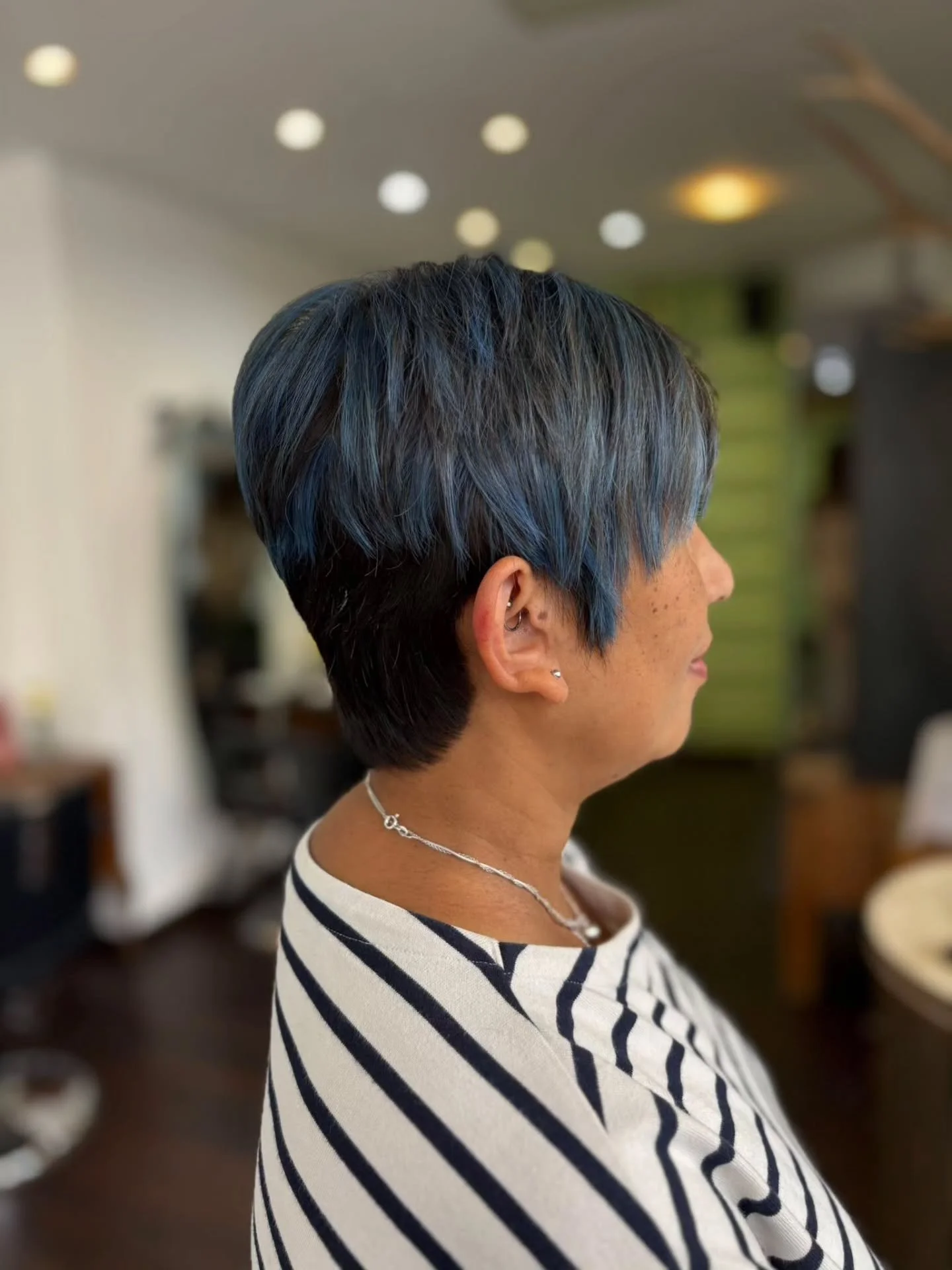 💙 B L U E F L A S H E S 💙
created today by Nataleigh
Personally formulated with Aveda full spectrum colour
@aveda @iconhairdressing
#iconhairdressing #aveda #avedafullspectrumcolor #avedaartist #avedacolor #bluehair #blue #blues #fashioncolo