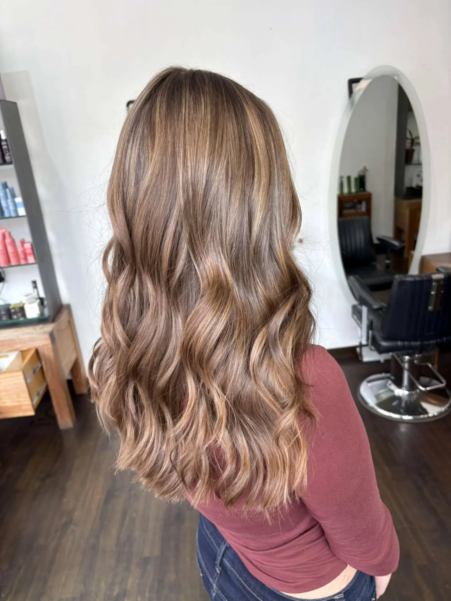 Stylist Mia showing off her highlighting skills ✨️
Mia created this look with a partial head of highlights and root smudge (no toner needed) on level 6 virgin hair.
Finished with a cut & style using @cloudninehair straighteners
Personally for