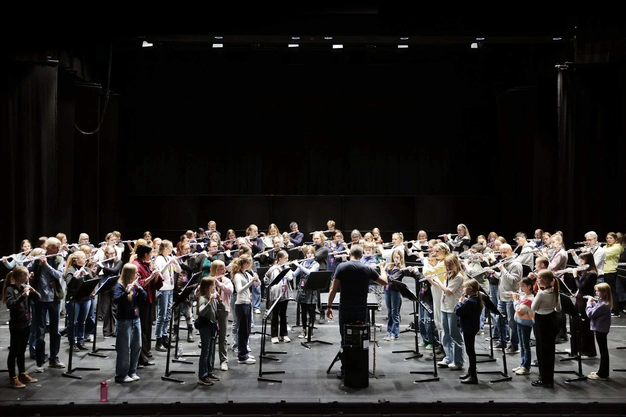 Gareth McLearnon conducting Aurora at the Finnish Flute Festival