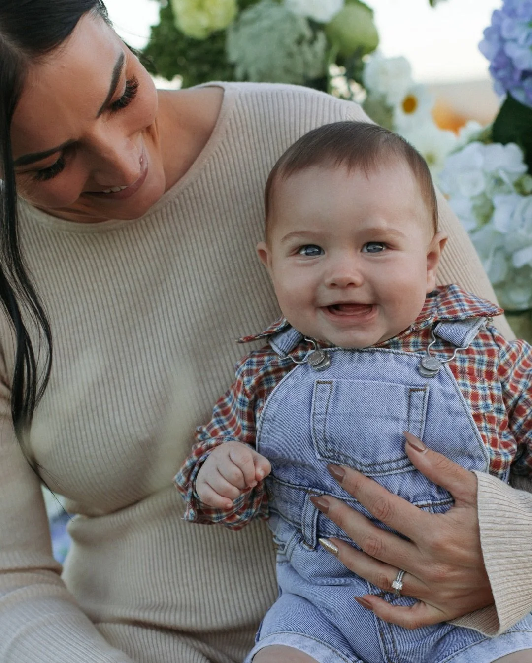 Shared some precious moments with @sar_centralwestbeefservices and baby Emmett for Mother&rsquo;s Day minis 🫶🏼

Gorgeous florals by @lovesome.blooms 

Honestly though, my heart exploded editing these, such a beautiful bond to capture.