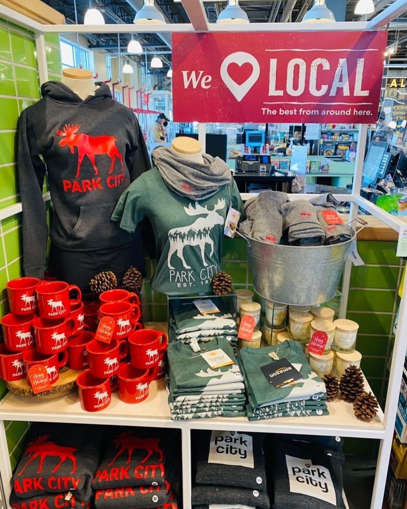 Reflecting...❤️
&mdash;
Last year&rsquo;s holiday display at @WholeFoods PC.🌲❄️

Oh, the magic&hellip;🌬🌟💫✨
&mdash;
📍Whole Foods Market ~ Park City, UT