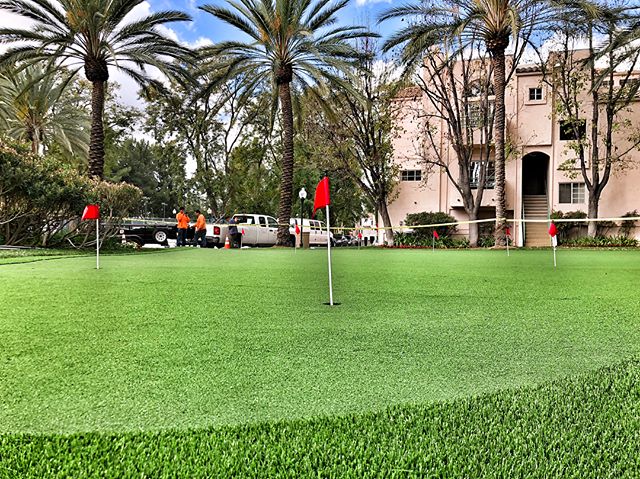 Another putting green ready for use, courtesy of #fslps #purchasegreen #syntheticturf #puttinggreen #golf #landscapedesign #landscape #landscapephotography #losangeles #woodlandhills #purchasegreen #landscapersofinstagram #pgatour #pga