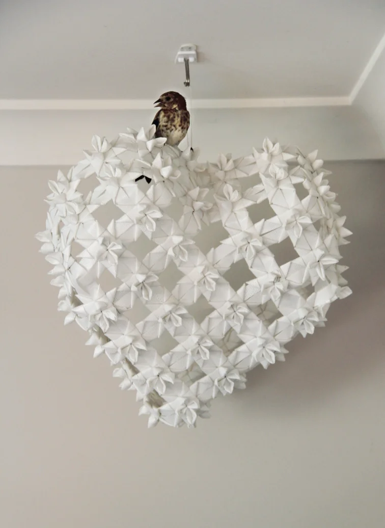 Ha-lle-lujah, Hallelujah, Hallelujah... Check the thorny cross motifs on the love heart.