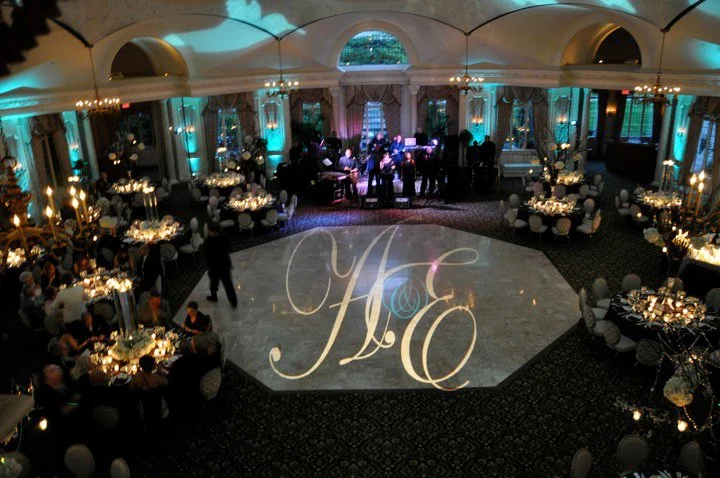 Custom monogram wedding photos - Weddingsavor.com