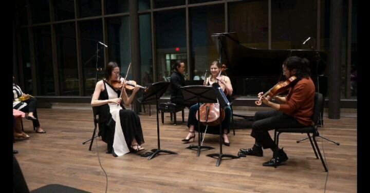 💥snap warning💥
Clearly E-string wasn't feeling Faur&eacute;...
Moment of appreciation for Lauren's less-than-minute mad-dash for her violin! 
Swipe for some stills of panic ➡️
🎹 @jonathantsay_piano 
.
.
.
#cezannequartet #tsayzanne #musicfail #str