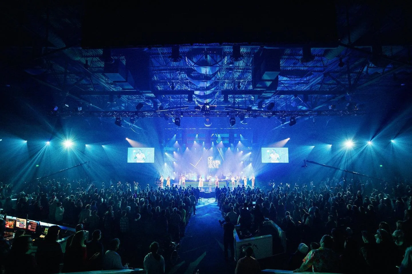 Absolutely incredible photos by @marktuzman 📸📸 
Thank you to @skylinechurch for another epic Christmas! 🎄
@rogue_lemon_collective