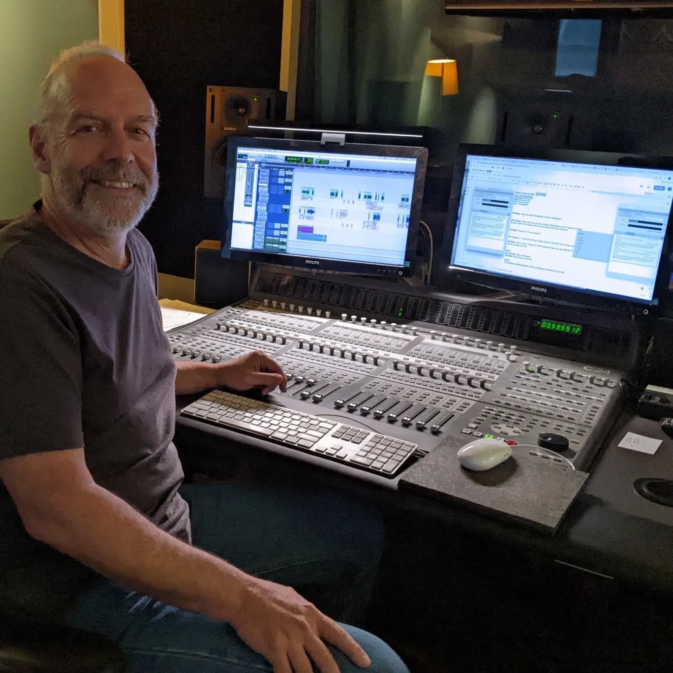 Omicron calls for flexibility in the studio! Today's double source connect @sourceelements session with @dmzigzag, @andrew.hazzard and @ashleigh_wells 🎙️🎧🎶 #zigzagpost #zigzaglane