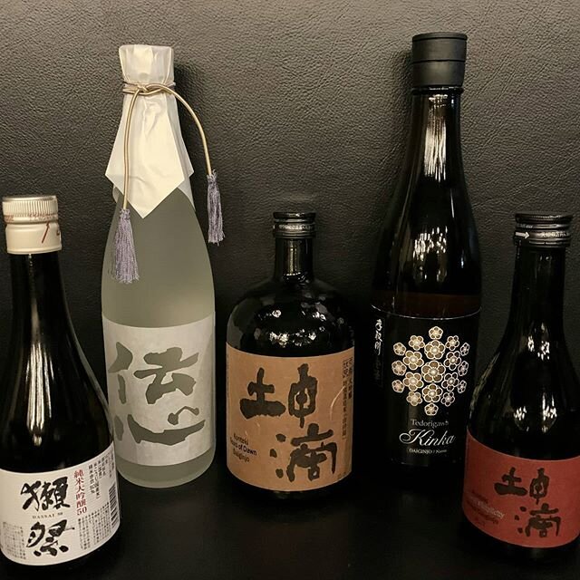 We also have an assortment of sake, wine and beer available to go! L to R: Dassai 50, Denshin Yuki, Konteki Tears of Dawn, Tedorigawa Kinka, Konteki Pearls of Simplicity 🍶🍷🍺