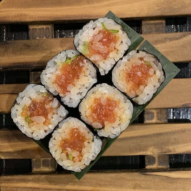 Traditional maki rolls for a raw-some weekend! Choose from spicy tuna, negi hamachi, spicy octopus or tuna 🍣🥂