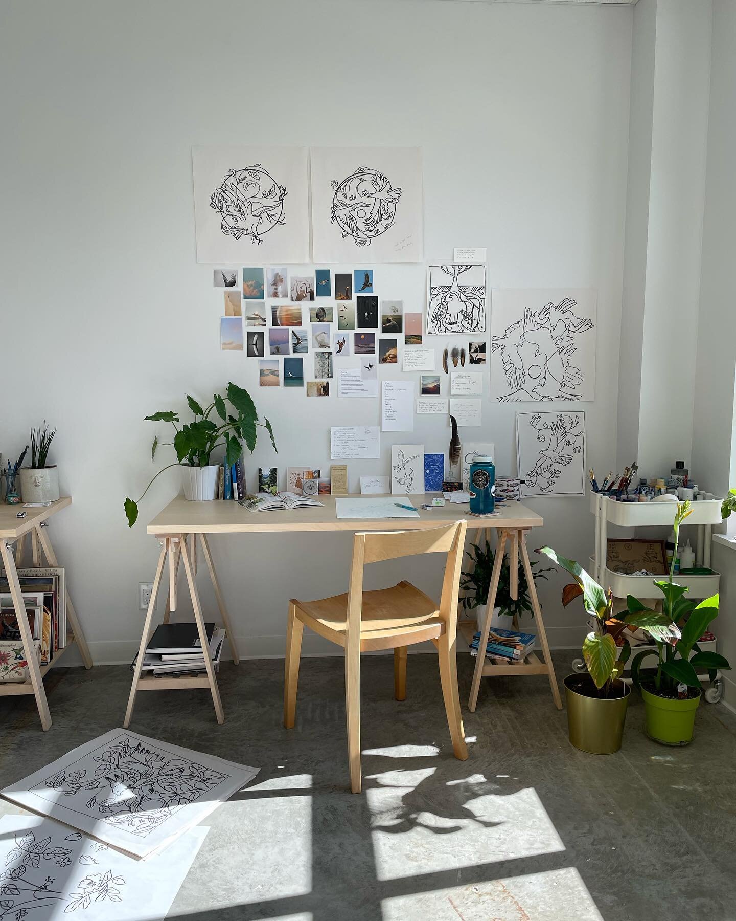 We&rsquo;re looking for a new studiomate at our new space @livingroomstudio.ca !
Unfortunately one of our lovely studiomates needs to leave, so we&rsquo;re looking for one person who&rsquo;d like to join us! 
🌿
$375/month
move in date between Oct 1-