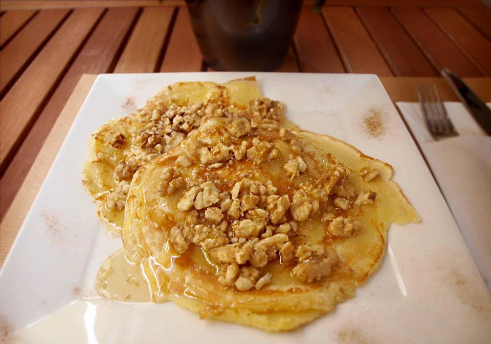 Pancakes w honey & almonds