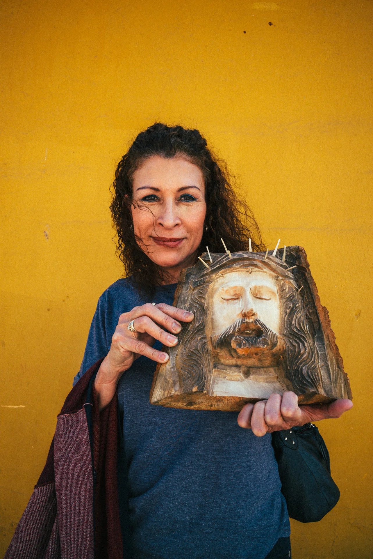 Frau mit Jesus Figur.jpg