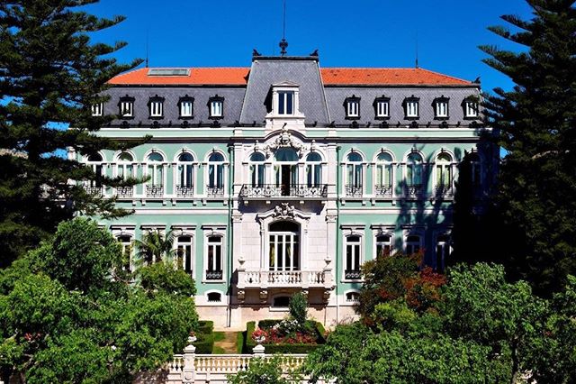 Uma das mais elegantes propriedades do Grupo Pestana, o Palace, em Lisboa, te convida a viver do jeito que a nobreza vivia, mas com todo o conforto da modernidade. Um hotel pal&aacute;cio espetacular. @pestanahotels #thetimeofmylife