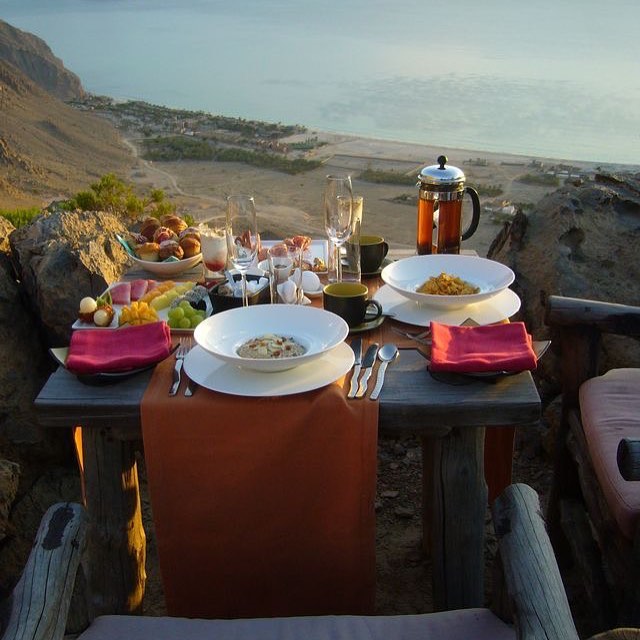 Caf&eacute; da manh&atilde; com vista em Zighy Bay, no resort Six Senses, na Peninsula de Musandan, em Sultanato de Oman 🇴🇲 #vadeinterpoint