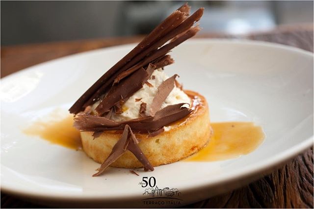 Crostatina Di ricota al caramello e fiori di sale &eacute; a sobremesa de um jantar em 3 tempos preparado pela dupla Salvatore Loi e Paulo Barros, hoje no Terra&ccedil;o Italia