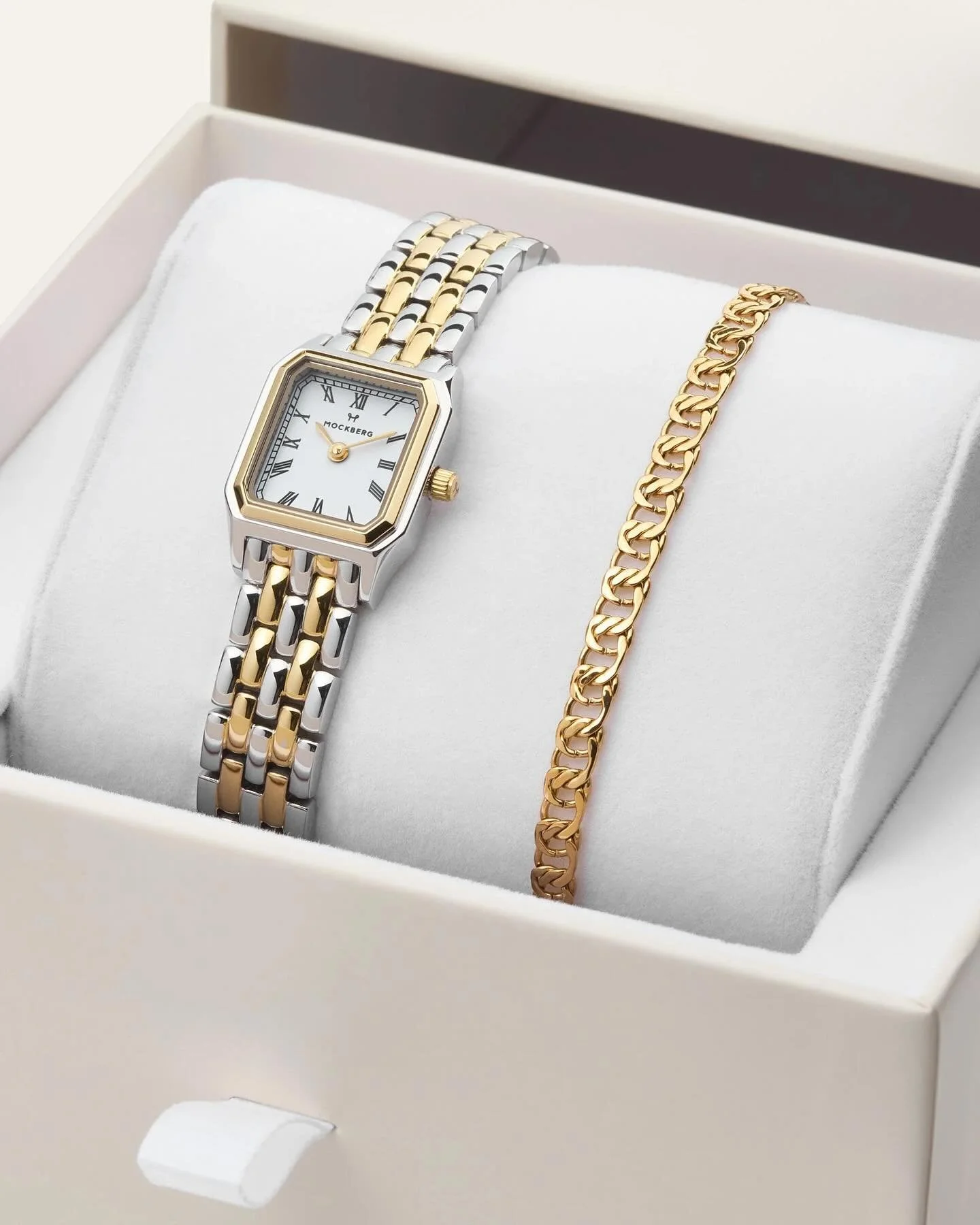 NYHET! ✨
Vakker gaveeske fra Mockberg med klokke og et elegant armb&aring;nd. Kombinasjonen skaper en tidl&oslash;s klassisk look som passer like godt til hverdags som til fest. Klokken og armb&aring;ndet leveres i en vakker eske &ndash; den ultimate