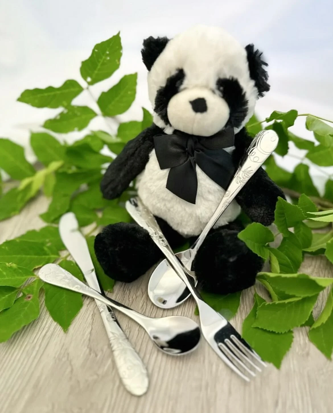 Trenger du en d&aring;psgave? Vi har inne mange flotte bestikksett i st&aring;l 😊 I 2 av settene f&oslash;lger det ogs&aring; med en s&oslash;t bamse 😍

foto: @eikbarn 
&mdash;&mdash;
#st&aring;lbestikk #barnebestikk #panda #enhj&oslash;rning #eikb