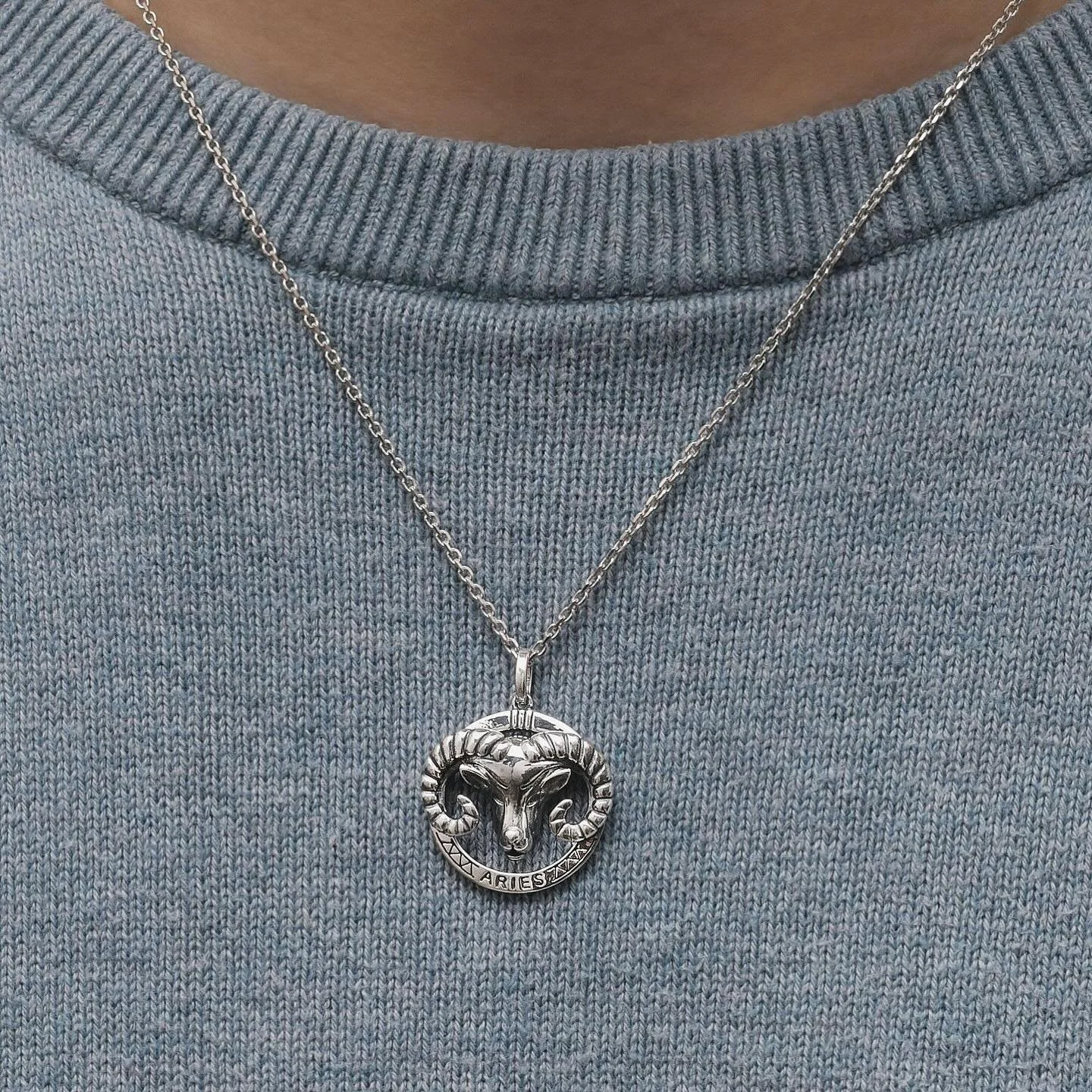 NYHET!
Smykker med stjernetegn til herre. En perfekt gave til farsdagen den 9. november 🤩

foto: @arnenordlie 
&mdash;&mdash;
#arnenordlie #herresmykker #stjernetegn #stjernetegnsmykke #farsdag #farsdagsgave #gavetips #domb&aring;s #gullsmedlaura